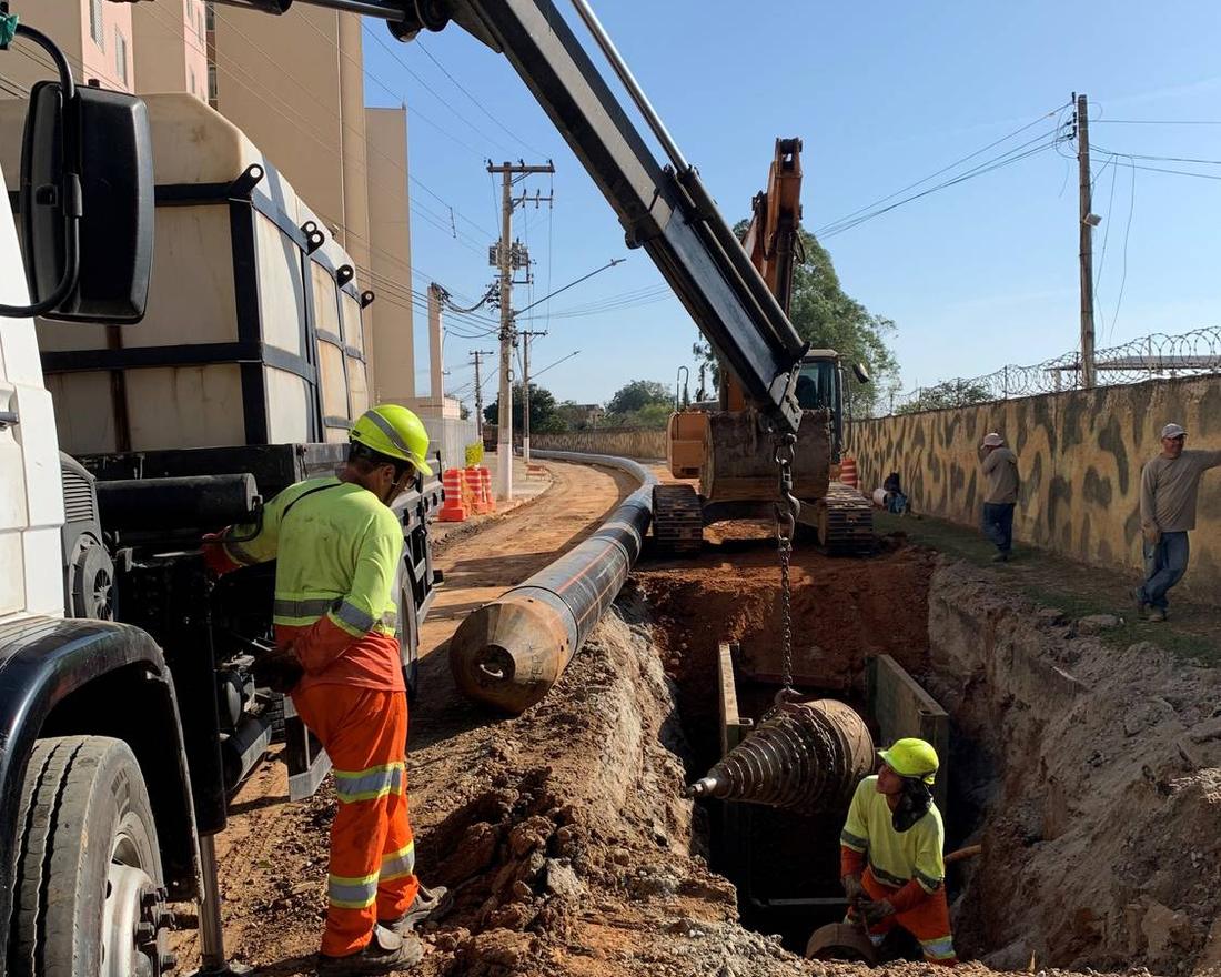 Equipamento de perfuração direcional horizontal em operação em via urbana.